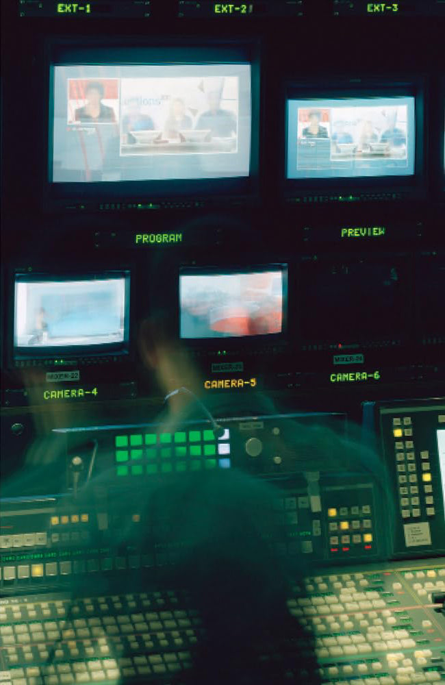 Sophie Huguenot: Television. A photographic essay on the staging of the news
