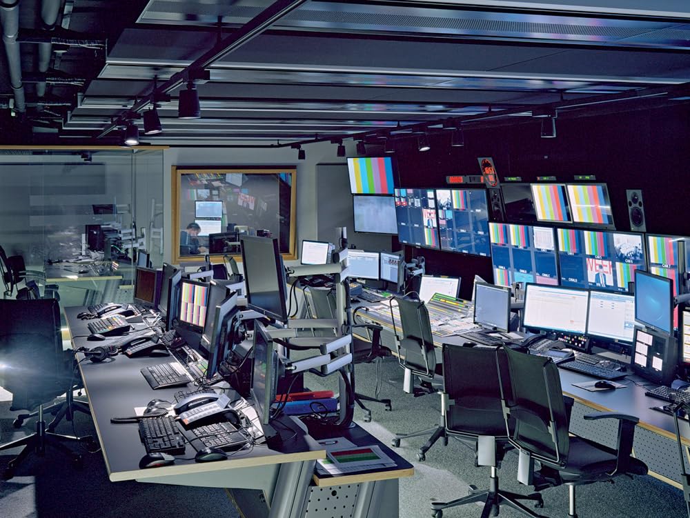 Sophie Huguenot: Television. A photographic essay on the staging of the news